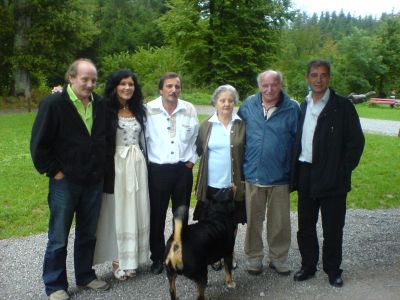 Firefox's Family
Von Links nach rechts:
Onkel Walter, Tante Marlies, Onkel Edwin, Grossmami und Grosspapi, mein Vater  :-)
